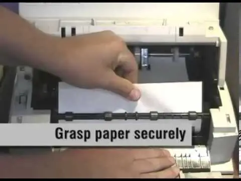 Sacando papel atorado en la impresora
