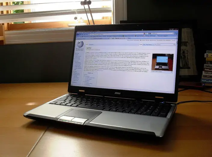Laptop o computadora portátil moderna.