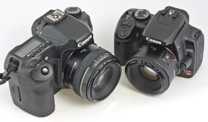 Dos cámaras digitales tipo Réflex.