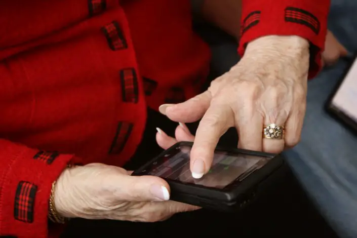 Preparando un Smartphonne para una persona mayor.