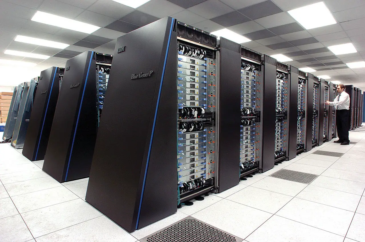 Los mainframe son super computadoras al servicio de una red.